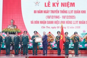 Tổng Bí thư Tô Lâm, Bí thư Quân ủy Trung ương trao Danh hiệu Anh hùng lực lượng vũ trang nhân dân tặng Quân khu 9. (Ảnh: Thống Nhất/TTXVN)