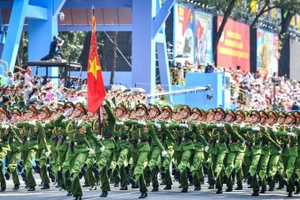 Khối nam sĩ quan Cảnh sát nhân dân tại Tổng duyệt lễ diễu binh, diễu hành Lễ kỷ niệm 50 năm Ngày Giải phóng miền nam, thống nhất đất nước. (Ảnh: THÀNH ĐẠT/BÁO NHÂN DÂN)