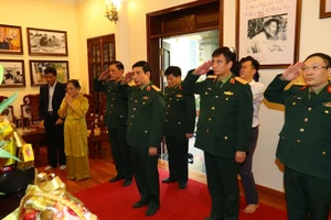 Đại tướng Phan Văn Giang dâng hương tưởng nhớ nguyên Tổng Bí thư Lê Khả Phiêu. (Ảnh: Cổng thông tin điện tử Bộ Quốc phòng)