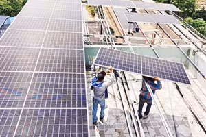 Thi công tấm pin năng lượng mặt trời mái nhà. (Ảnh: TRUNG NAM SOLAR)