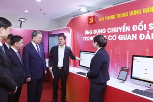 Tổng Bí thư Tô Lâm xem giới thiệu các ứng dụng chuyển đổi số trong các cơ quan Đảng. (Ảnh: Thống Nhất/TTXVN)