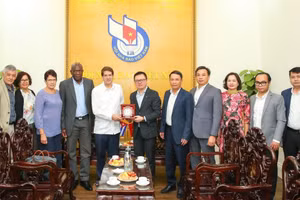 Tổng Biên tập Báo Nhân Dân, Chủ tịch Hội Nhà báo Việt Nam Lê Quốc Minh với Chủ tịch Hãng thông tấn Prensa Latina (Cuba) Jorge Leganoa Alonso và các đại biểu. (Ảnh SƠN HẢI)