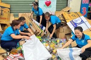 Hội viên phụ nữ cụm 10 phường Tân Thới Hiệp phân loại, thu gom phế liệu gây quỹ an sinh xã hội.