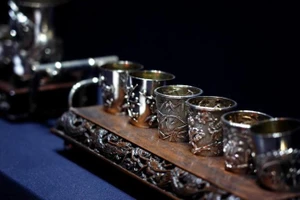 Các bộ đồ dùng bằng bạc do Trung Quốc sản xuất được trưng bày tại một triển lãm ở Bảo tàng Tây An, Trung Quốc. (Ảnh: Tân Hoa xã)