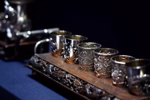 Các bộ đồ dùng bằng bạc do Trung Quốc sản xuất được trưng bày tại một triển lãm ở Bảo tàng Tây An, Trung Quốc. (Ảnh: Tân Hoa xã)