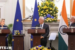 Thủ tướng Ấn Độ Narendra Modi, Chủ tịch Ủy ban châu Âu Ursula von der Leyen và Chủ tịch Hội đồng châu Âu Antonio Costa tại cuộc họp báo ở New Delhi, ngày 27/1/2026. (Nguồn: ANI/TTXVN)