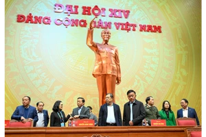 Thường trực Ban Bí thư Trần Cẩm Tú kiểm tra khu vực trung tâm hội trường tổ chức Đại hội XIV của Đảng. (Ảnh: DUY LINH)