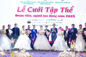 Lãnh đạo tỉnh Nghệ An, Tổng Liên đoàn Lao động Việt Nam, Liên đoàn Lao động tỉnh, Hội Phụ nữ, Đoàn Thanh niên và các nhà tài trợ tặng nhẫn cưới cho các cặp đôi. (Ảnh: Báo Nhân Dân)