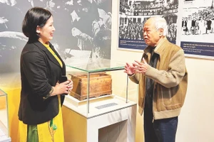 Ông Triệu Văn Hiển, nguyên Giám đốc Bảo tàng Cách mạng Việt Nam chia sẻ câu chuyện về các hiện vật tại không gian trưng bày.