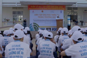 Buổi diễn tập phòng, chống thiên tai trong trường học ở Trường trung học cơ sở Tam Quan (Gia Lai).