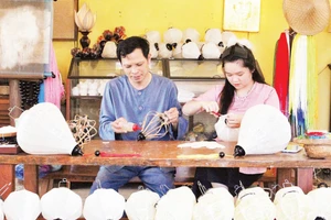 Anh Võ Đình Hoàng cùng bộ sản phẩm đèn lồng “Lung linh bài chòi”.