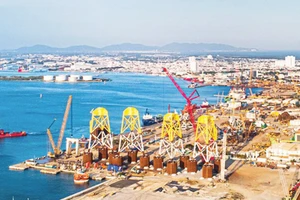 Thi công chân đế điện gió ngoài khơi tại Tổng Công ty cổ phần Dịch vụ kỹ thuật dầu khí Việt Nam Vũng Tàu.