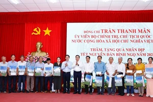 Chủ tịch Quốc hội Trần Thanh Mẫn tặng quà cho các gia đình chính sách trên địa bàn phường Bình Thủy, thành phố Cần Thơ. (Ảnh: TTXVN)