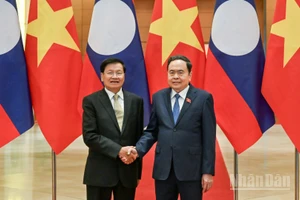 Chủ tịch Quốc hội Trần Thanh Mẫn và Tổng Bí thư, Chủ tịch nước Lào Thongloun Sisoulith. (Ảnh: DUY LINH)