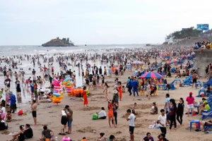 Du khách tắm biển tại Bãi Sau, phường Vũng Tàu, Thành phố Hồ Chí Minh.