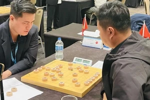 Kỳ thủ cờ tướng Lại Lý Huynh (bên trái) thi đấu tại một giải đấu của làng cờ tướng Trung Quốc.