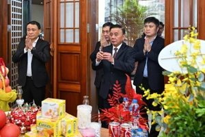 Thường trực Ban Bí thư Trần Cẩm Tú thắp nén hương tưởng nhớ Tổng Bí thư Nguyễn Phú Trọng. (Ảnh: DUY LINH)