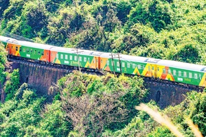 Khoảnh khắc “Chuyến tàu Hạnh phúc” vượt qua đèo Hải Vân. (Ảnh: TÙNG LÂM)