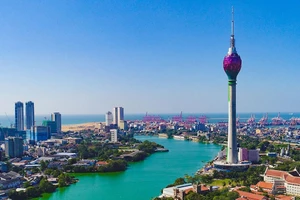 Sri Lanka là đảo quốc nằm ở khu vực Nam Á, có vị trí địa lý thuận lợi, nằm tại trung điểm nối giữa Đông Á và Đông Phi.