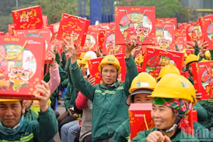 Công nhân tại công trường dự án Nhà hát Ngọc trai (Hà Nội) trong niềm hân hoan nhận những phần quà Tết từ Ban tổ chức chương trình "Xây Tết 2026". (Ảnh: Báo Nhân Dân)