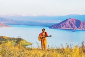 Một khoảnh khắc của Mai Hương trong chuyến đi khám phá khu vực hồ Toktogul Reservoir (Kyrgyzstan). (Ảnh nhân vật cung cấp)