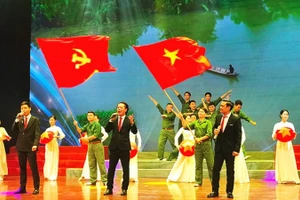 Hào hùng, sống động, trẻ trung. Đó là một số đòi hỏi với nghệ sĩ hôm nay khi truyền tải các ca khúc cách mạng. (Ảnh: HOÀNG HOA)