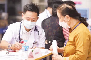 Thầy thuốc Bệnh viện Bạch Mai thăm khám cho bệnh nhân. (Ảnh: MINH QUYẾT)
