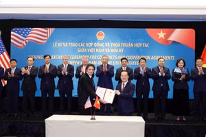Tổng Bí thư Tô Lâm chứng kiến lễ trao giấy phép giữa Bộ Khoa học và Công nghệ và Công ty Starlink trao giấy phép cung cấp dịch vụ viễn thông có hạ tầng mạng (loại mạng viễn thông cố định vệ tinh) cho Công ty trách nhiệm hữu hạn Starlink Services Việt Nam; giấy phép cung cấp dịch vụ viễn thông có hạ tầng mạng (loại mạng viễn thông di động vệ tinh) cho Công ty trách nhiệm hữu hạn Starlink Services Việt Nam. (Ảnh: Thống Nhất/TTXVN)