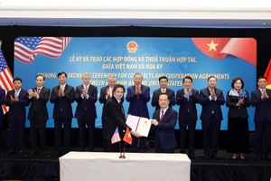 Tổng Bí thư Tô Lâm chứng kiến lễ trao giấy phép giữa Bộ Khoa học và Công nghệ và Công ty Starlink trao giấy phép cung cấp dịch vụ viễn thông có hạ tầng mạng (loại mạng viễn thông cố định vệ tinh) cho Công ty trách nhiệm hữu hạn Starlink Services Việt Nam; giấy phép cung cấp dịch vụ viễn thông có hạ tầng mạng (loại mạng viễn thông di động vệ tinh) cho Công ty trách nhiệm hữu hạn Starlink Services Việt Nam. (Ảnh: Thống Nhất/TTXVN)