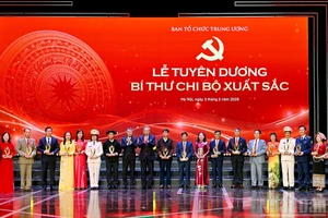 Tổng Bí thư Tô Lâm và Trưởng Ban Tổ chức Trung ương Lê Minh Hưng trao biểu trưng tặng các Bí thư chi bộ xuất sắc tại buổi lễ. (Ảnh: Báo Nhân Dân)