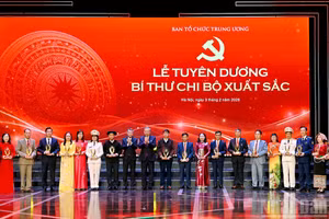 Tổng Bí thư Tô Lâm và Trưởng Ban Tổ chức Trung ương Lê Minh Hưng trao biểu trưng tặng các Bí thư chi bộ xuất sắc tại buổi lễ. (Ảnh: Báo Nhân Dân)