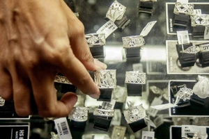 Các món trang sức bạc được trưng bày tại một tiệm vàng bạc ở Indonesia. (Ảnh: Tân Hoa xã)