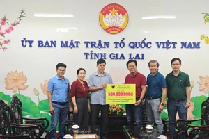 Anh Ngô Văn Đông, Tổng Giám đốc Công ty dẫn đầu Đoàn công tác trao cứu trợ cho đồng bào tỉnh Gia Lai, Đắk Lắk.