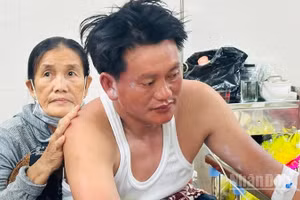 Anh Lê Văn Sanh sống sót kỳ diệu sau khi vượt bão và trôi trên biển nhiều giờ liền.