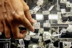 Nhân viên trưng bày các món đồ trang sức bằng bạc tại một cửa hàng trang sức ở Kotagede, Yogyakarta, Indonesia. (Ảnh: Tân Hoa xã)