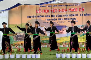 Phụ nữ dân tộc Cống bản Nậm Kè vui mừng trình diễn điệu múa truyền thống của dân tộc trong Lễ hội Tết hoa mào gà.