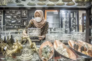 Phụ kiện bạc được trưng bày tại HS Silver Jewelry ở Yogyakarta (Indonesia). (Ảnh: Tân Hoa xã)