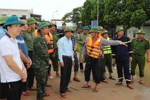 Lãnh đạo xã Kim Tân báo cáo tình hình ngập nước trên địa bàn.