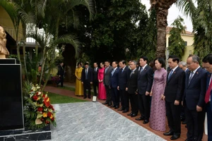 Chủ tịch nước Lương Cường, Phu nhân và Đoàn đại biểu cấp cao Việt Nam dâng hoa tại Tượng đài Bác Hồ.