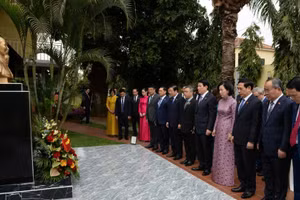 Chủ tịch nước Lương Cường, Phu nhân và Đoàn đại biểu cấp cao Việt Nam dâng hoa tại Tượng đài Bác Hồ.