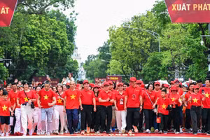 Các đại biểu cùng người dân tham gia đi bộ hưởng ứng chương trình tại khu vực Vườn hoa Lý Thái Tổ-Phố đi bộ Hoàn Kiếm sáng 16/8/2025. (Ảnh: THÀNH ĐẠT)