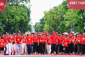 Các đại biểu cùng người dân tham gia đi bộ hưởng ứng chương trình tại khu vực Vườn hoa Lý Thái Tổ-Phố đi bộ Hoàn Kiếm sáng 16/8/2025. (Ảnh: THÀNH ĐẠT)