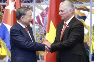 Tổng Bí thư, Chủ tịch nước Tô Lâm và Bí thư thứ nhất Đảng Cộng sản Cuba, Chủ tịch Cuba Miguel Diaz Canel Bermudez tại Lễ ký kết văn kiện hợp tác giữa hai nước. (Ảnh: Lâm Khánh/TTXVN)