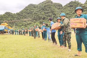 Máy bay trực thăng Mi 171 của Quân chủng Phòng không Không quân mang theo hàng cứu trợ đến với Tương Dương (Nghệ An).