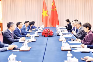 Các quan chức ngoại giao Việt Nam và Trung Quốc hội đàm ở Vân Nam, Trung Quốc. (Ảnh: Đại sứ quán Việt Nam tại Trung Quốc)