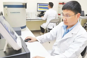 Hoạt động nghiên cứu tại Viện Khoa học và Kỹ thuật hạt nhân (Viện Năng lượng nguyên tử Việt Nam). (Ảnh: HỮU TOÀN)