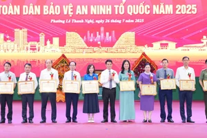 Khen thưởng các tập thể, cá nhân có thành tích tiêu biểu trong phong trào toàn dân bảo vệ an ninh Tổ quốc và Ngày hội toàn dân bảo vệ an ninh Tổ quốc năm 2025 tại phường Lê Thanh Nghị (Hải Phòng).