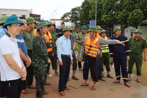 Lãnh đạo xã Kim Tân báo cáo tình hình ngập nước trên địa bàn.