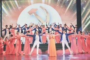 Văn nghệ sĩ trong thời đại ngày nay cần tiếp thu tinh thần của thế hệ đi trước, mạnh mẽ sáng tạo để đáp ứng yêu cầu của kỷ nguyên mới. (Ảnh: LÊ MINH)