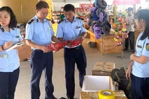 Lực lượng Quản lý thị trường tỉnh kiểm tra hàng hóa có dấu hiệu vi phạm. (Ảnh: THANH SƠN)